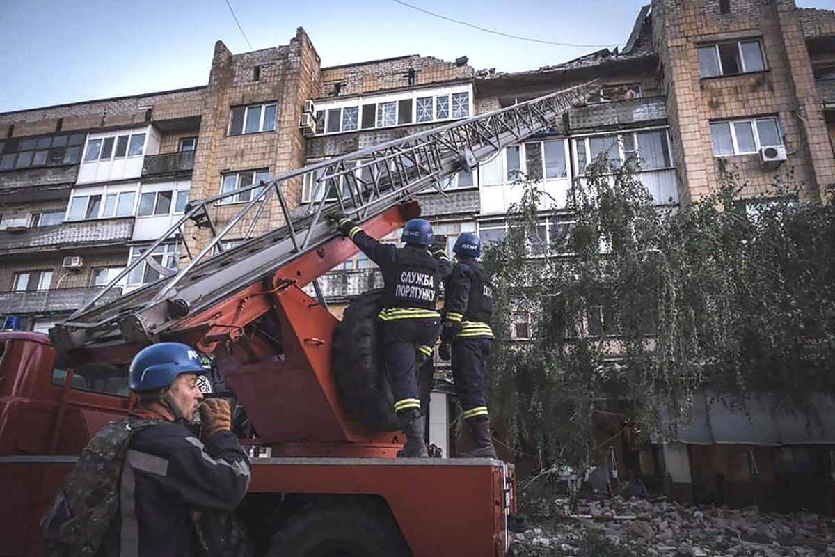 Пожарный из Нюрнберга уже больше года спасает людей в Украине - Редакция  Германия